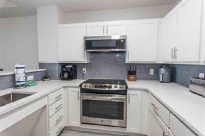 Kitchen &amp; Bar Area