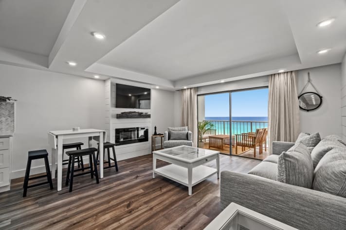 Spacious living room, entertainment center, amazing view!