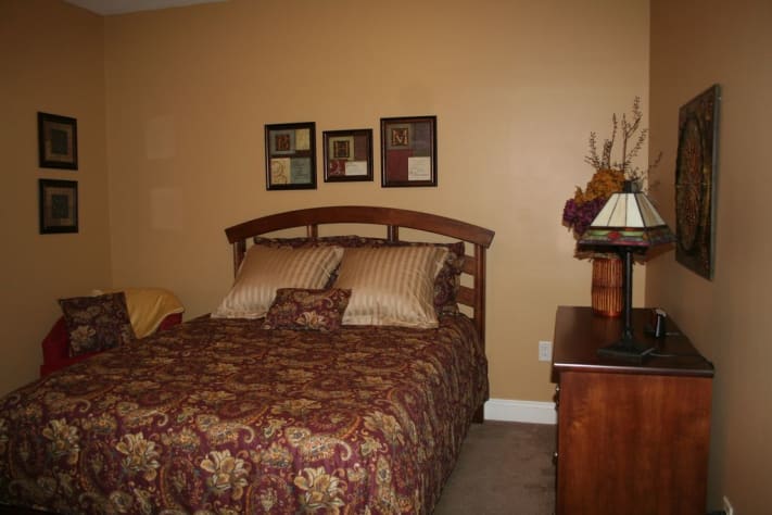 Guest bedroom with QS bed; new mattress 07/20