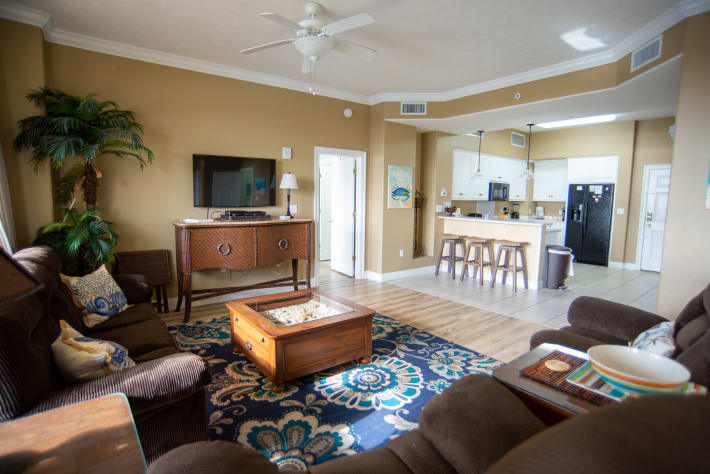 Great open floor plan between Living room, kitchen, and dining. 