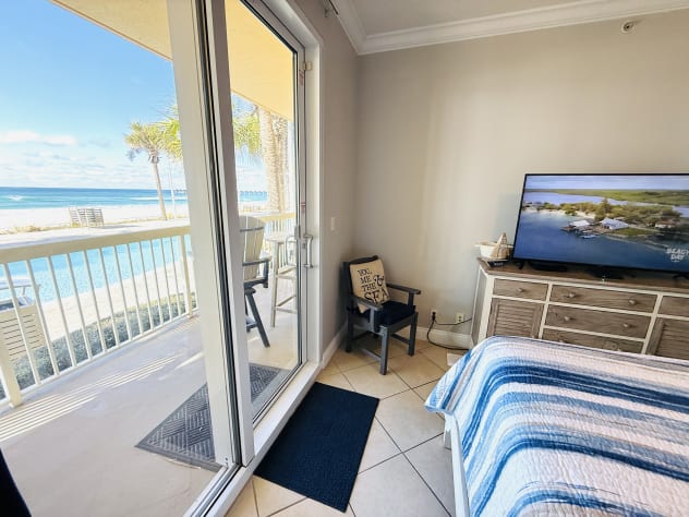 What a view from the pillow! Watch TV, pool &amp; the beach all at the same time!