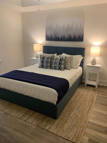 2nd bedroom - queen size bed
