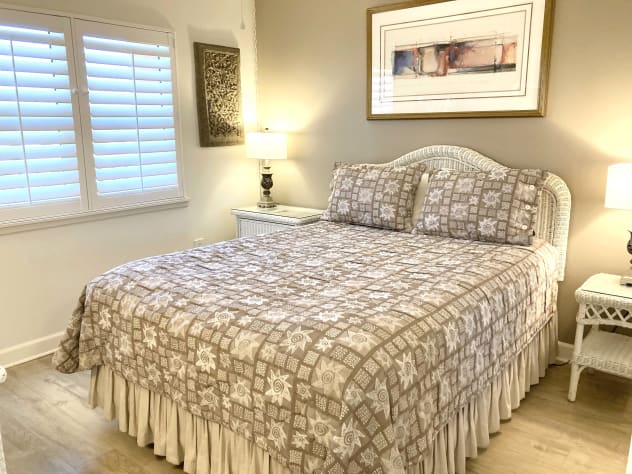Queen size bed.