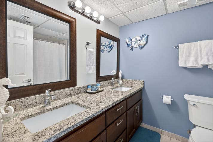 Queen Beds Bathroom