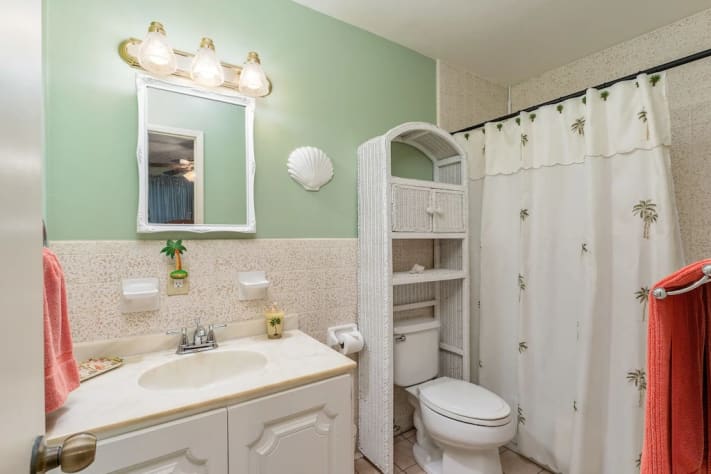 Bedroom 3&rsquo;s bathroom&mdash; tub/shower combo