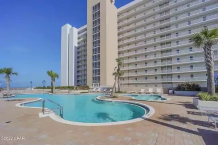 Swimming pool and hot tub on the roof of 10th floor