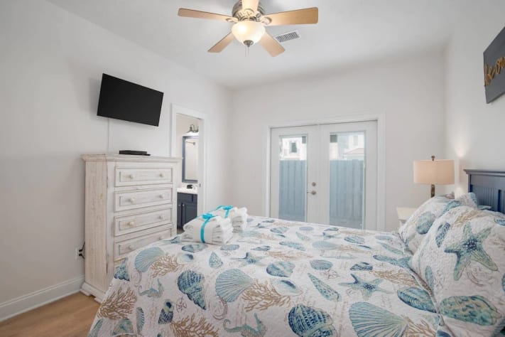 3rd floor queen day bed w/ twin trundle, tv, and gaming chairs. Private Balcony 