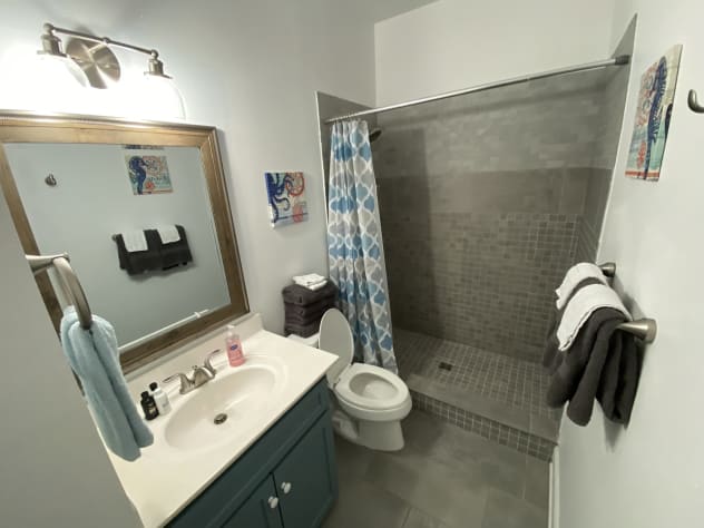 Bathroom (1st floor, hallway access only, between bedrooms)