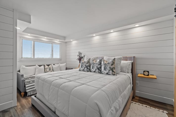 Large bedroom with king bed and day bed, closet with washer and dryer