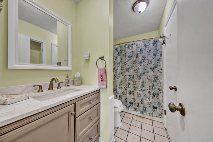 Full bath with combo shower/tub with full linen closed 