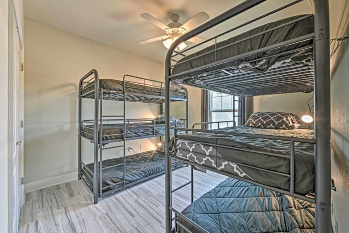 The Metropolitan Highrise room has a smart TV and 6 twin beds