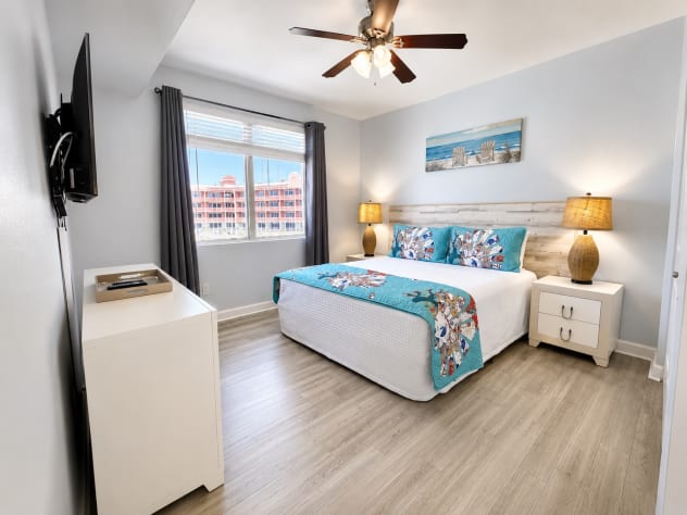 Beach views king suite bedroom with an en-suite.  Features a ceiling fan and a Roku TV 