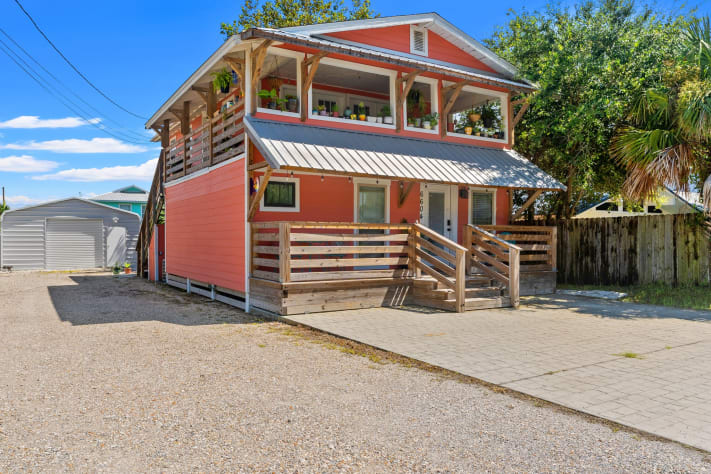 Inviting front porch!