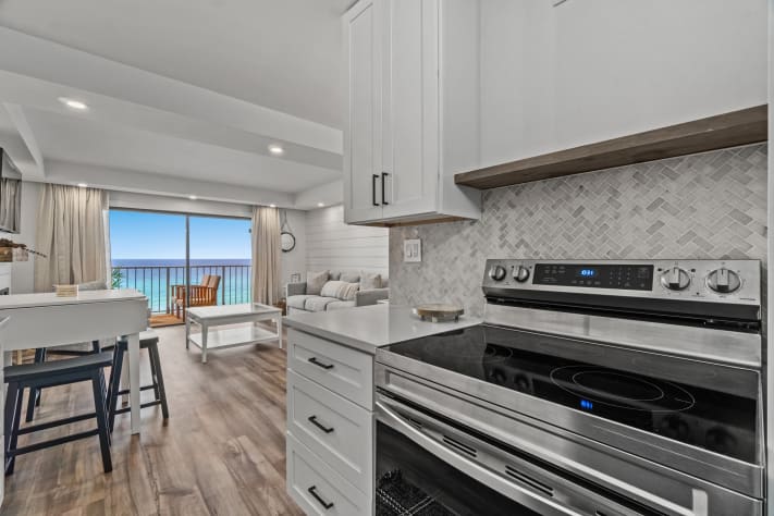 Full kitchen, Samsung appliances, quartz countertops