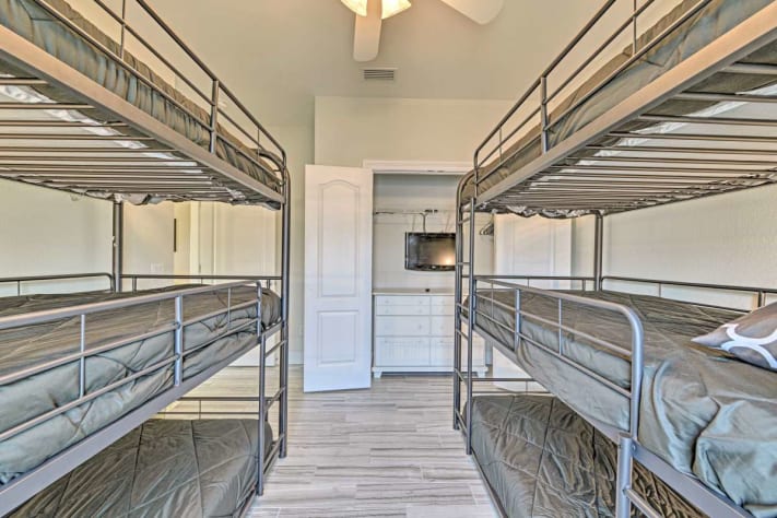The Metropolitan Highrise room has a smart TV and 6 twin beds