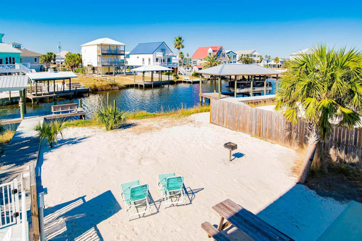 Your own sand bar and outdoor grill!