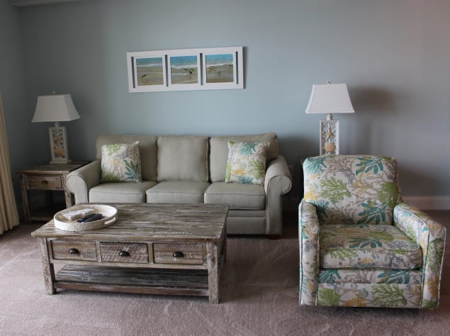Family room with Smart TV, cable, wifi and sleeper sofa
