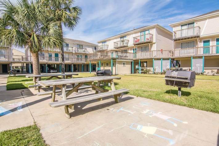 Courtyard with Charcoal Grills/Pool/Picnic Tables/Storage Room