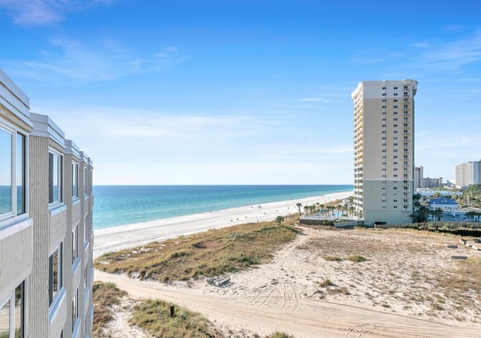 Panoramic Beachfront Views &ndash; Rare Corner of the Building Perspective