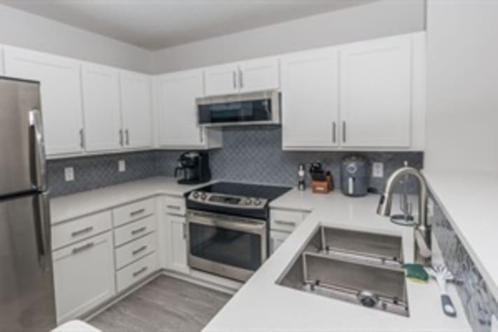 Kitchen &amp; Bar Area