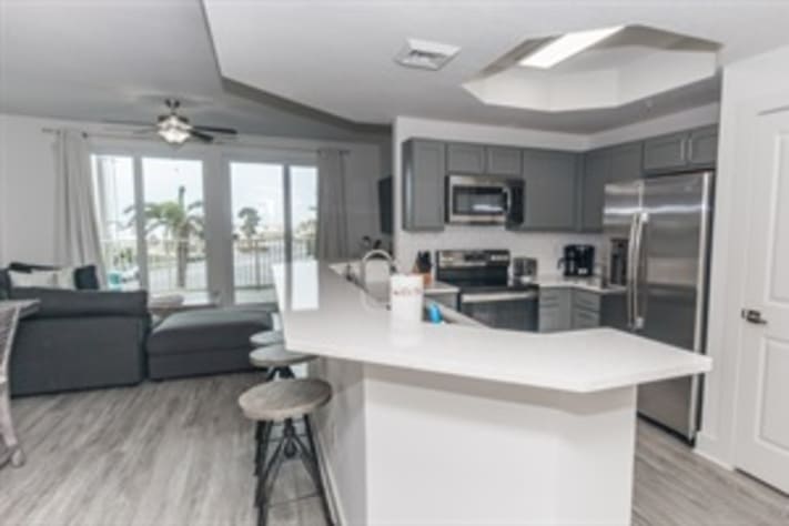 Kitchen &amp; Bar Area