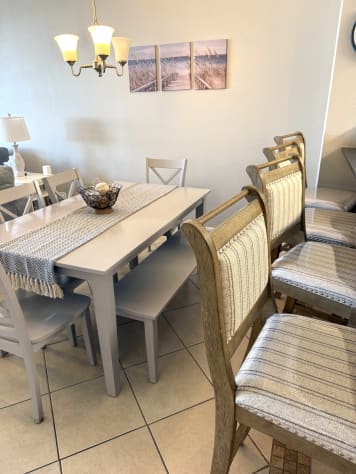 Ample Dining Room Seating - Comfy Bar Height Chairs!