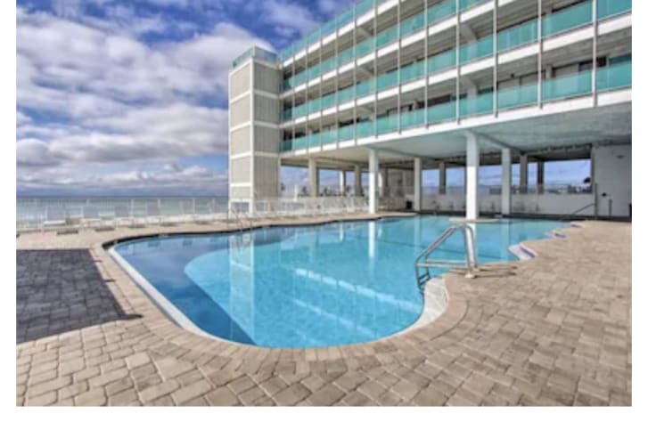 Extra Large Pool with Shaded and Sunny Area's