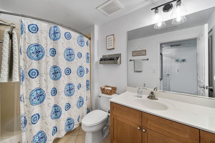 Guest Bathroom w/ tub/shower combo