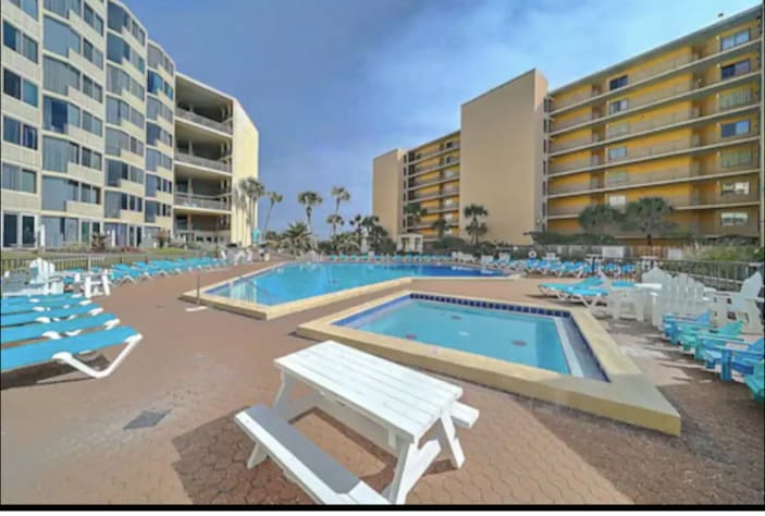 Overview of children's pool