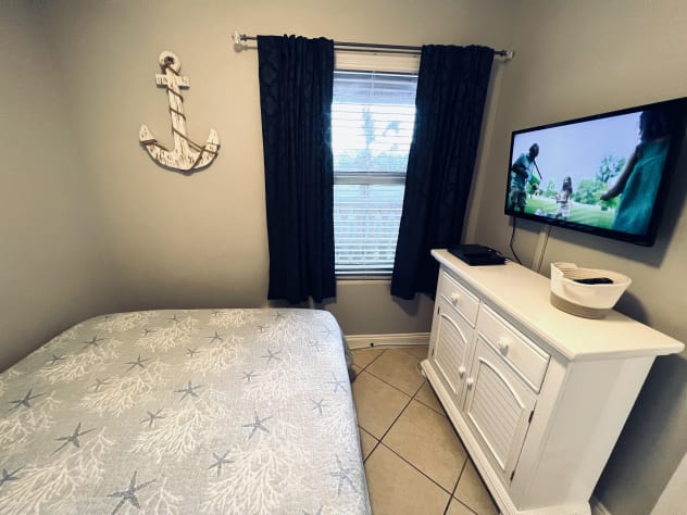QUEEN 3RD BEDROOM WITH WALL MOUNTED SMART TV!