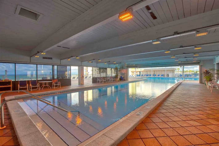 Partially covered swimming pool 