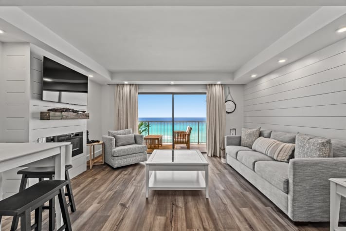 Spacious living room, entertainment center, amazing view!