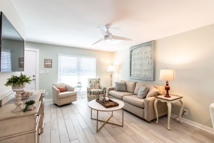 Sand Dollar #13 LR /View of Gulf, Balcony, Couch, Swivel Chair &amp; SmartTV