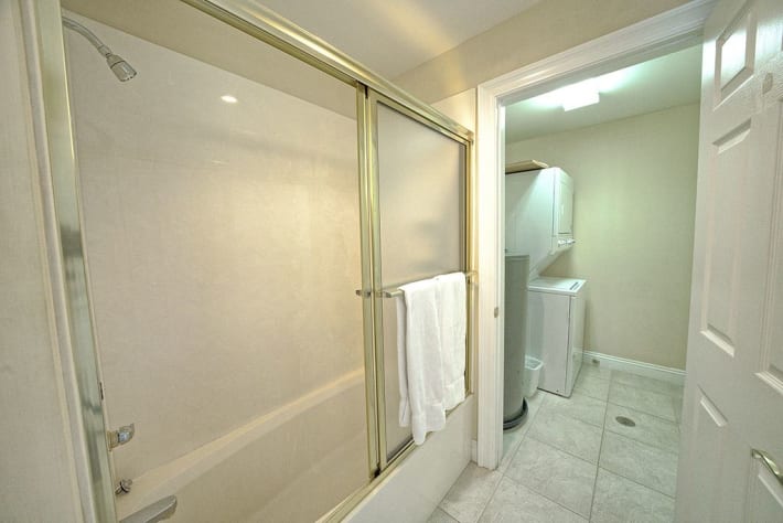 MBR bath with tub/shower combo and access to laundry room w stacking W/D
