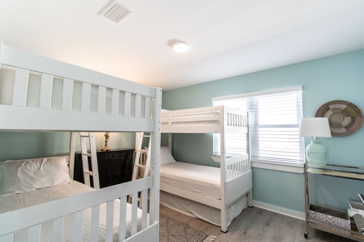 Sanddollar #13 - Bunk Room with 4 twin beds and smart tv