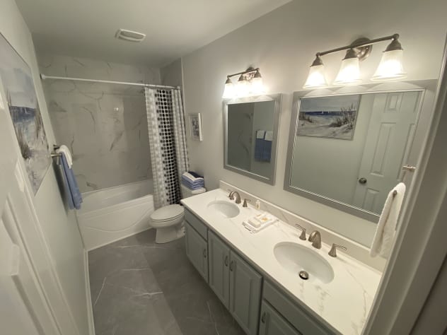 Bathroom (2nd floor, hallway access only, between bedrooms)