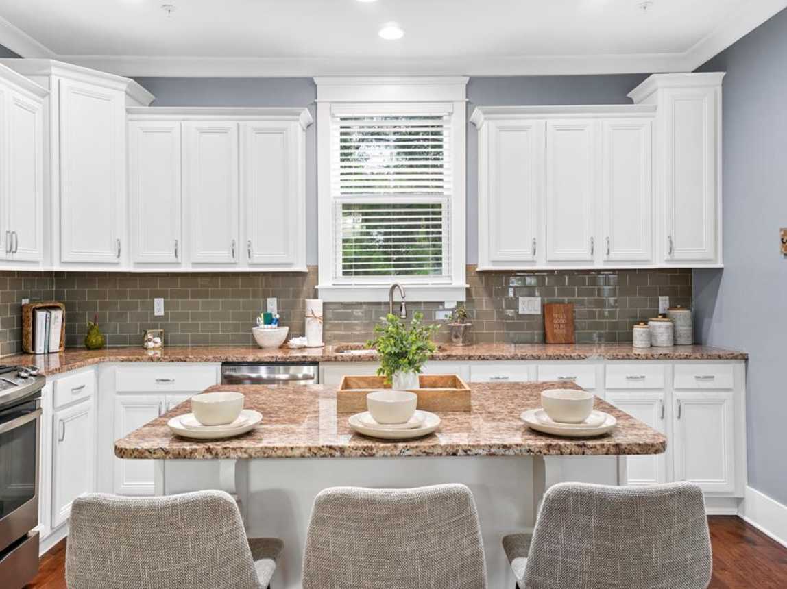 Kitchen with Breakfast Bar