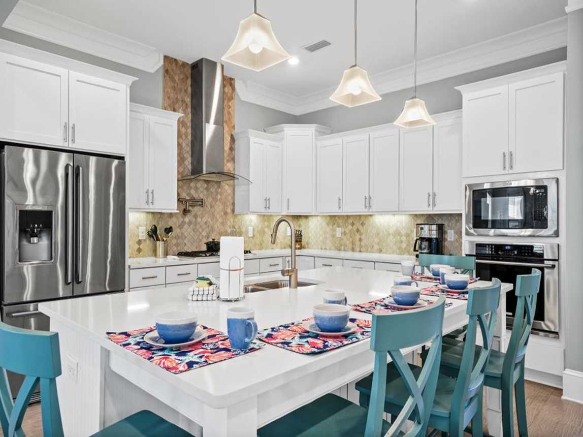 Kitchen with Breakfast Bar