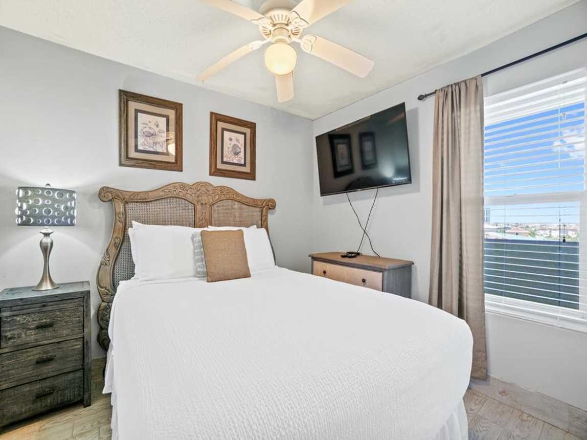 2nd Bedroom with Queen Bed