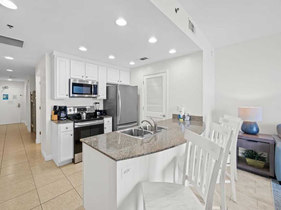 Kitchen with Breakfast Bar