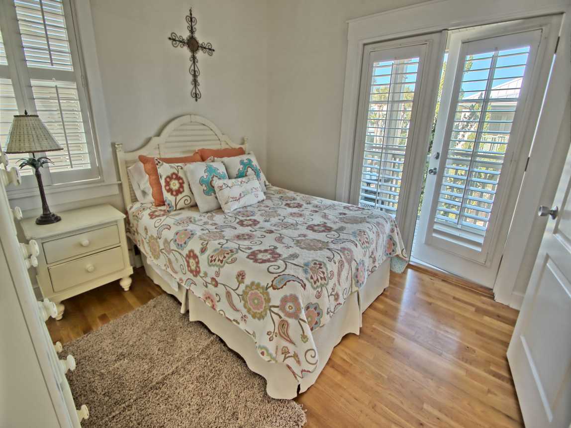 queen second floor master with full bath and balcony with swing