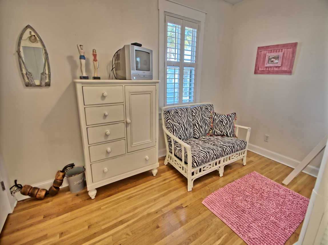 cute kids bunk room for 2-3, and a Tommy bahama couch