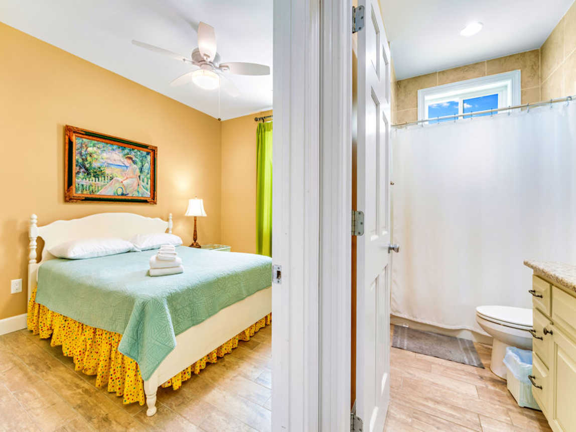 Queen bedroom and 2nd bathroom with tub shower combo