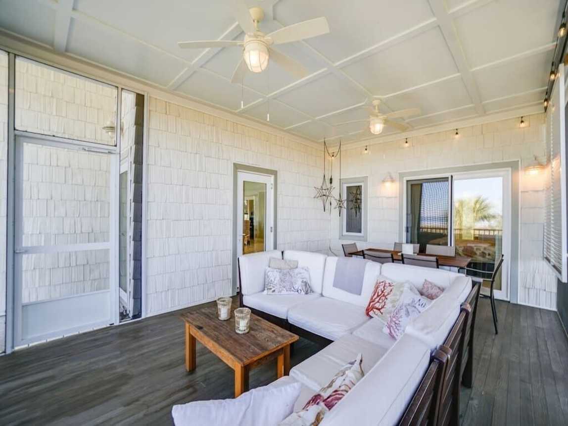 Plenty of room in screened in porch