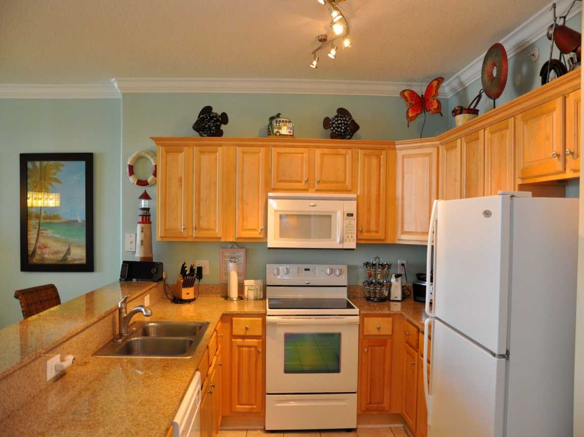 Granite counters,upgraded lighting and appliances. Let the cooking/party begin.