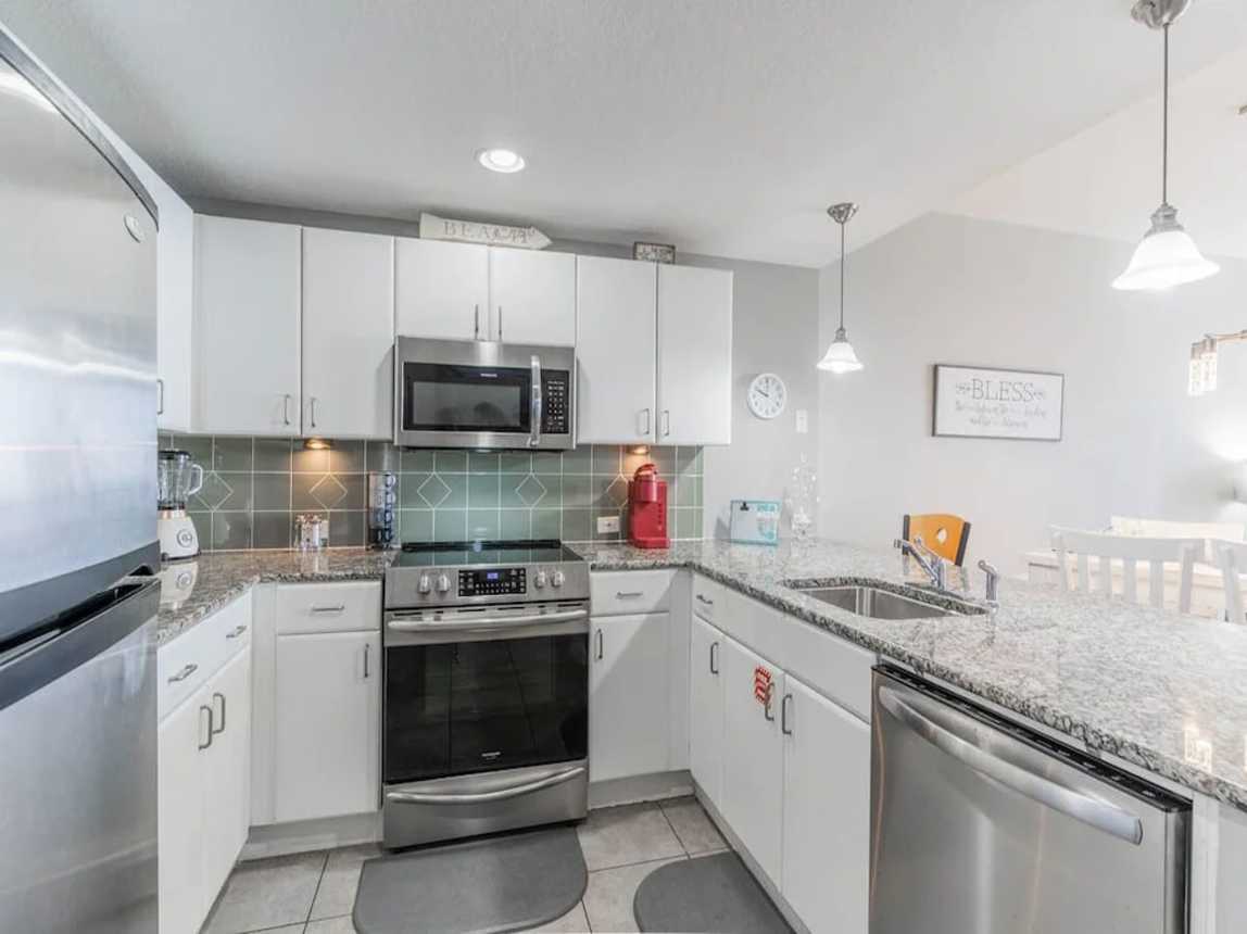 Fully equipped Kitchen with Air Fry Stove, Microwave, Dishwasher and Keurig
