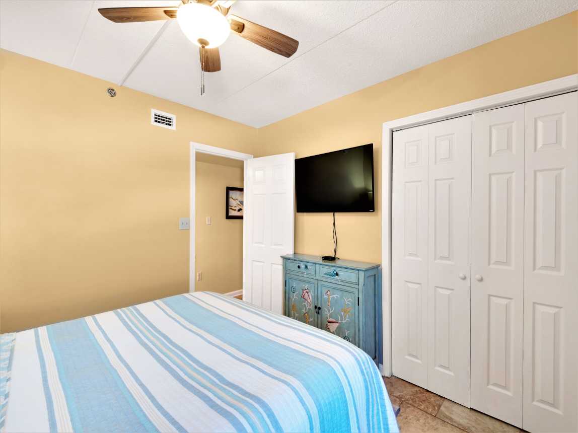 Queen has flat screen tv.