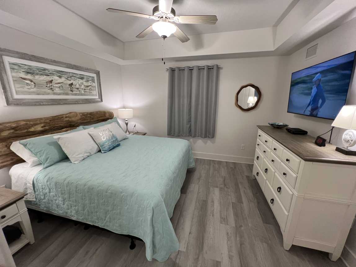 RELAX and watch Smart TV in Crabby's Master Suite with Private enSuite Bath