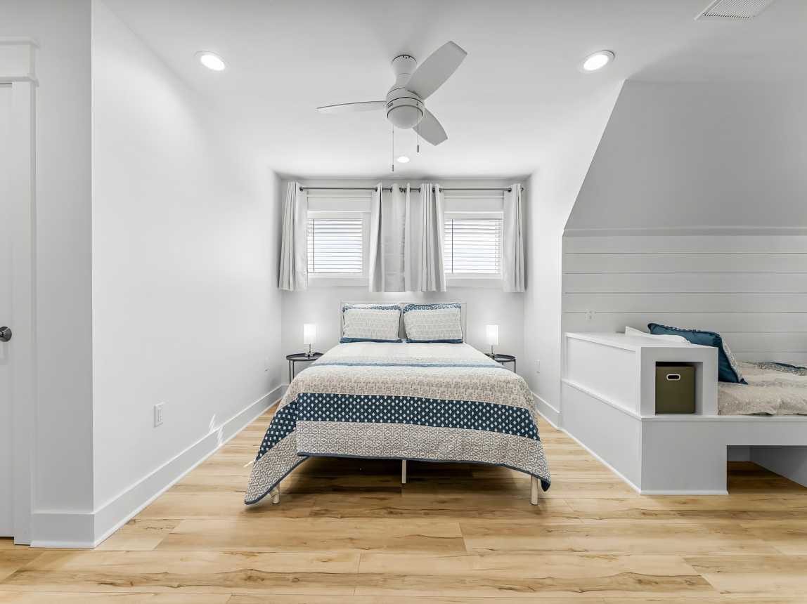 3rd floor bedroom, queen and three twins