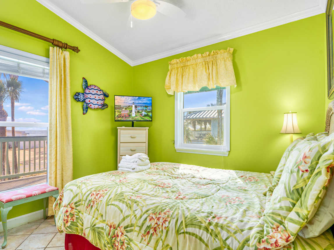 Queen Bedroom Facing The Beach